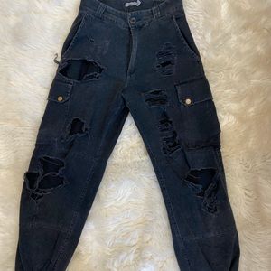 Trendy ripped jeans 🖤